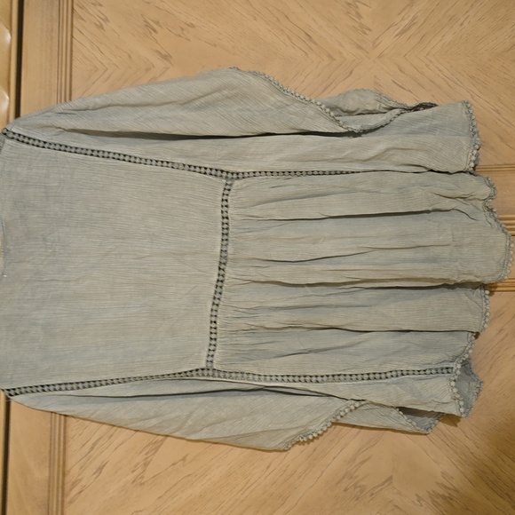 Be Boho olive green batwing sleeved top in a size medium with sheer lattice desi - Picture 10 of 10